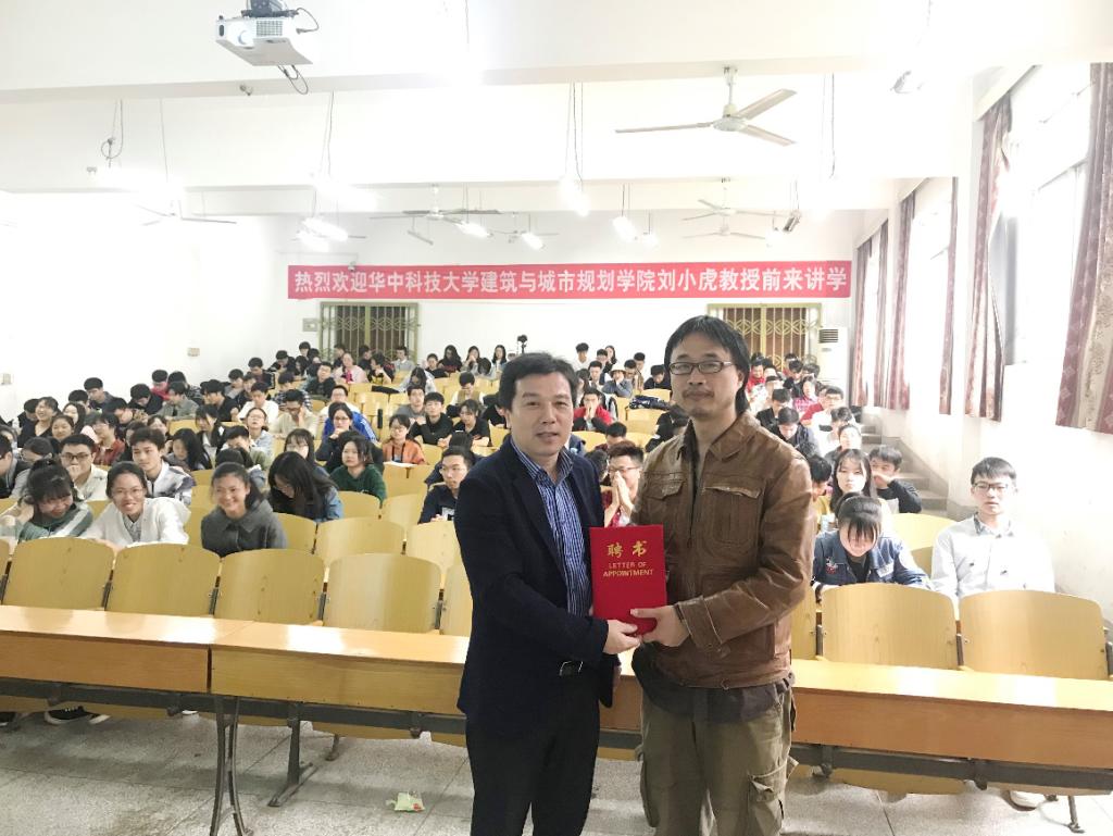左一土建公司经理卢海林 图左二华中科技大学教授刘小虎